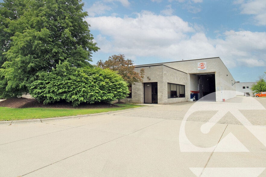 7757 Ronda Dr, Canton, MI à louer - Photo de l’immeuble – Image 1 sur 1