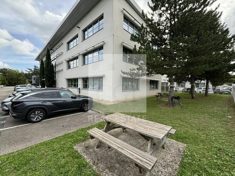 Bureau dans Saint-Genis-Laval à louer - Photo de l’immeuble – Image 2 sur 12