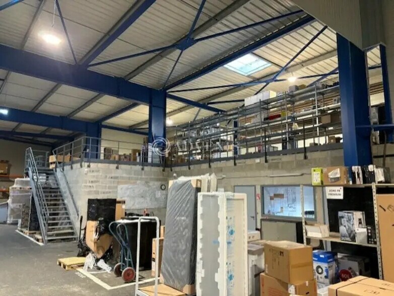 Local d’activités dans Pruniers-en-Sologne à louer - Photo de l’immeuble – Image 3 sur 3