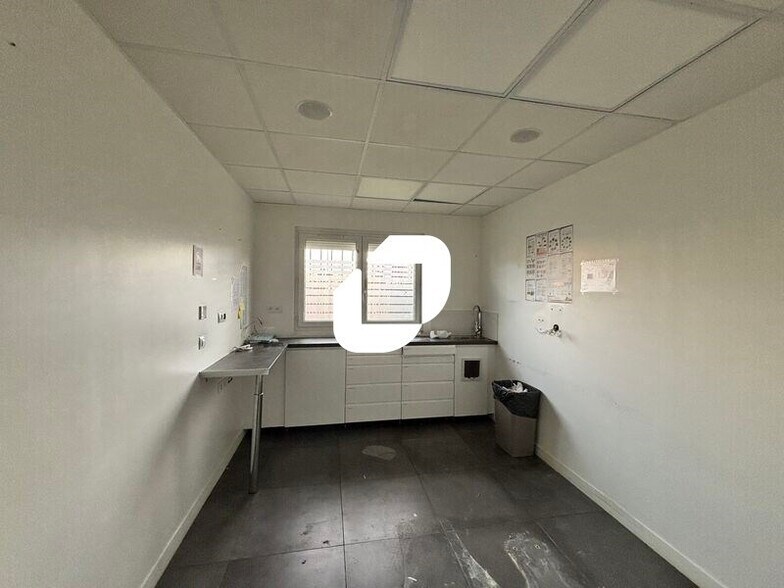 Bureau dans Grigny à louer - Photo de l’immeuble – Image 3 sur 9