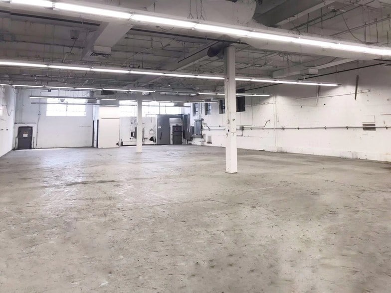 59-48 55th St, Maspeth, NY à vendre - Photo intérieure – Image 2 sur 18