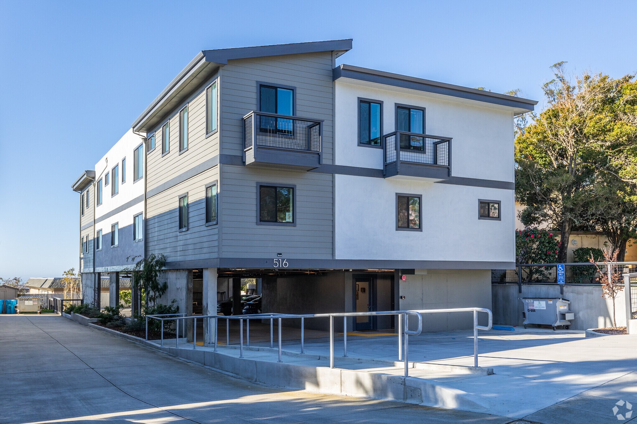 516 Ave Alhambra, El Granada, CA à louer Photo principale– Image 1 sur 18