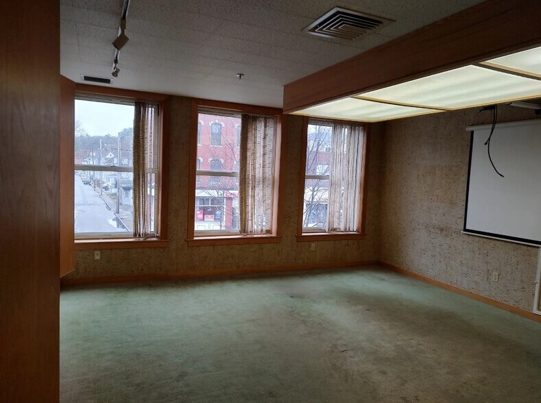 326 Main St, Southbridge, MA à vendre - Photo intérieure – Image 3 sur 7