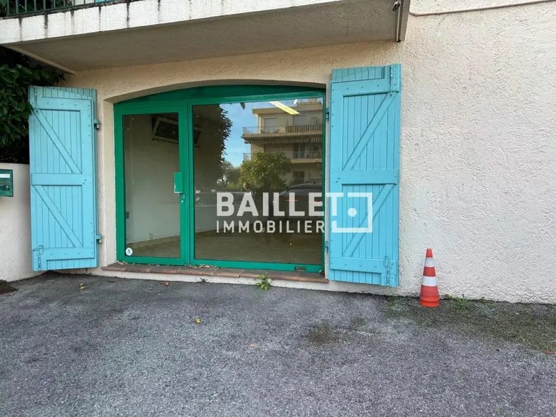 Local commercial dans Antibes à louer Photo de l’immeuble– Image 1 sur 7