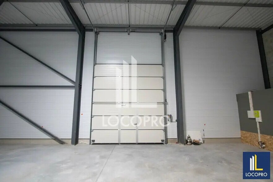 Industriel/Logistique dans Lambesc à louer - Photo de l’immeuble – Image 3 sur 9