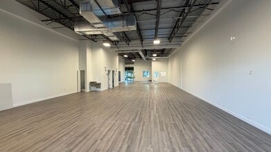580-584 NW University Blvd, Port Saint Lucie, FL à louer Photo intérieure– Image 1 sur 4