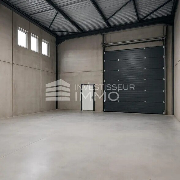 Local d'activités dans Saint-Fargeau-Ponthierry à vendre - Photo de l’immeuble – Image 3 sur 4