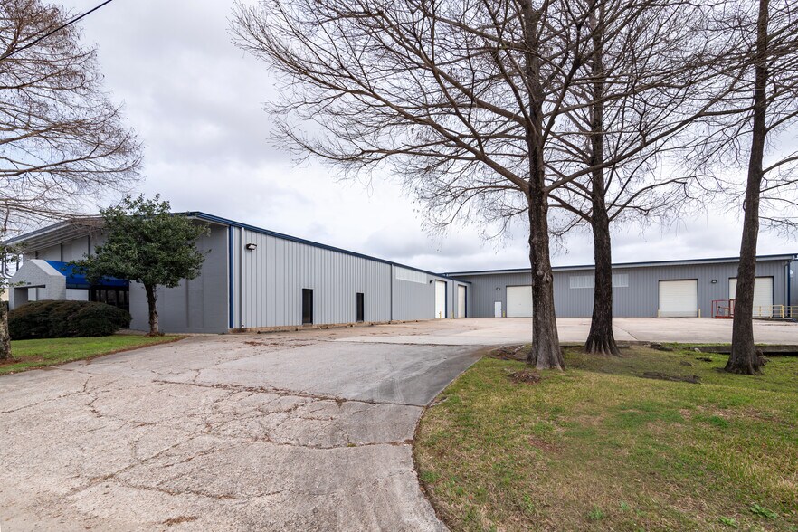 5805 Berry Brook Dr, Houston, TX à louer - Photo de l’immeuble – Image 3 sur 20