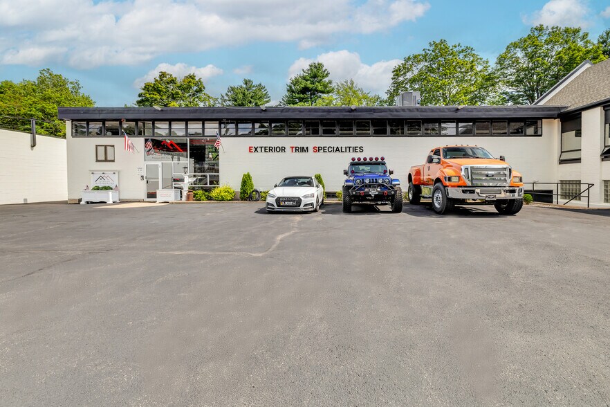 300 Riverside Ave, Bristol, CT à vendre - Photo de l’immeuble – Image 3 sur 44