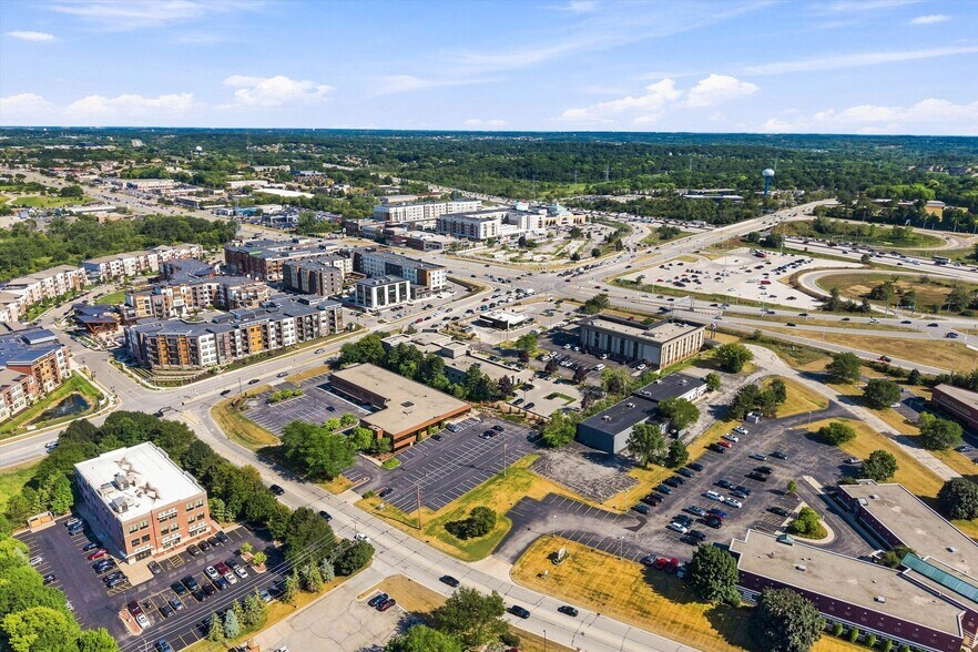601-611 N Barker Rd, Brookfield, WI à louer - Photo de l’immeuble – Image 3 sur 34