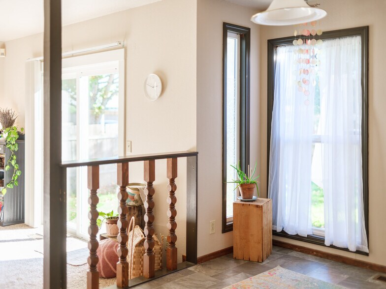 582 S Maple St, Canby, OR à vendre - Photo de l’immeuble – Image 3 sur 39