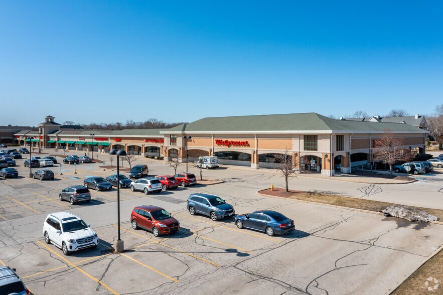 2205 N Calhoun Rd, Brookfield, WI à louer - Photo de l’immeuble – Image 2 sur 16
