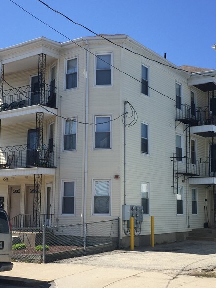 207-209 Cross St, Central Falls, RI à vendre - Photo principale – Image 1 sur 2
