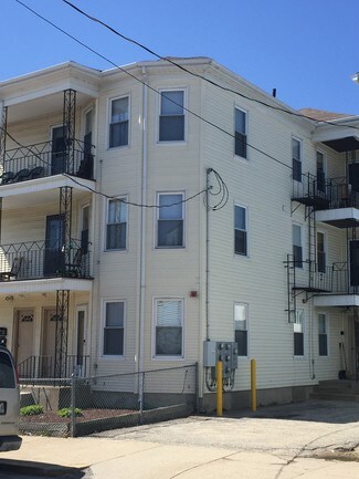 Plus de détails pour 207-209 Cross St, Central Falls, RI - Logement à vendre
