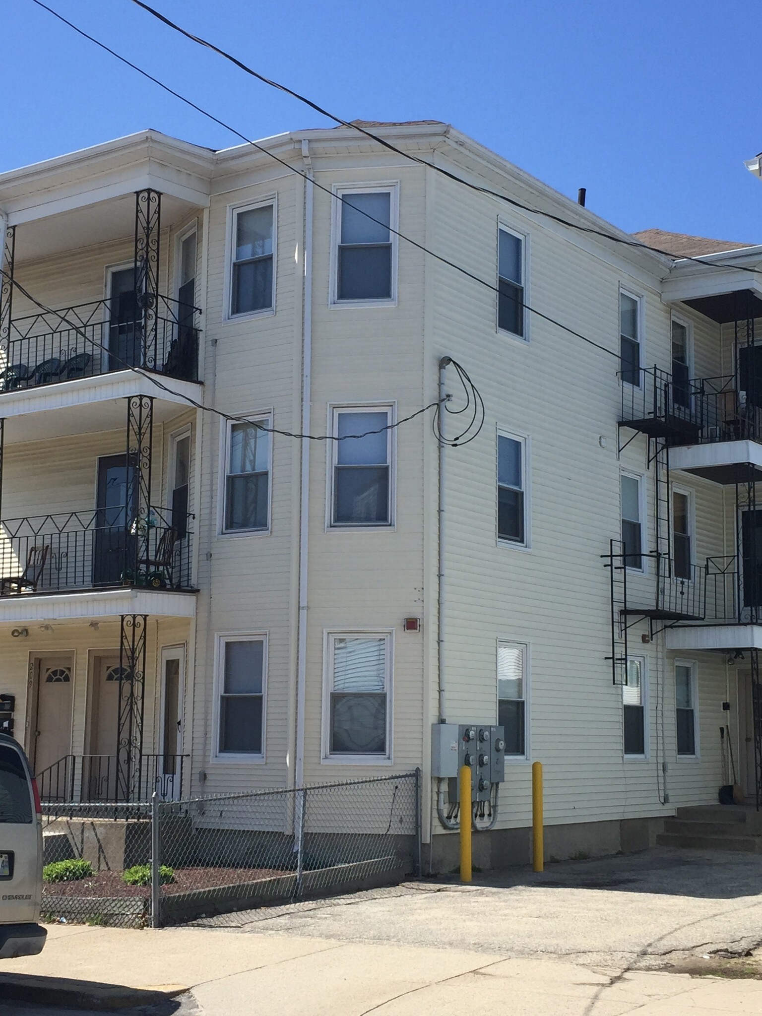 207-209 Cross St, Central Falls, RI à vendre Photo principale– Image 1 sur 3