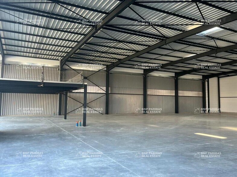 Local d’activités dans Ambérieux à louer - Photo de l’immeuble – Image 2 sur 15