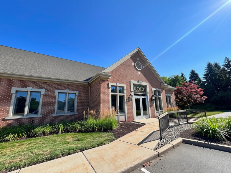2104 Jolly Rd, Okemos, MI à vendre - Photo de l’immeuble – Image 1 sur 22