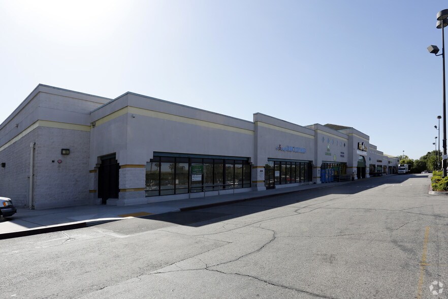 2090 S Garey Ave, Pomona, CA à louer - Photo de l’immeuble – Image 1 sur 10