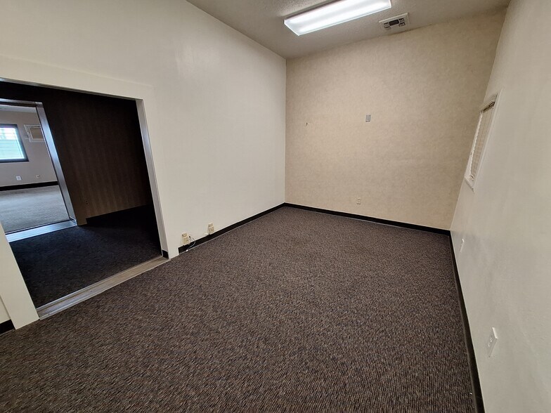 2813 Hanger Way, Bakersfield, CA à louer - Photo de l’immeuble – Image 2 sur 7