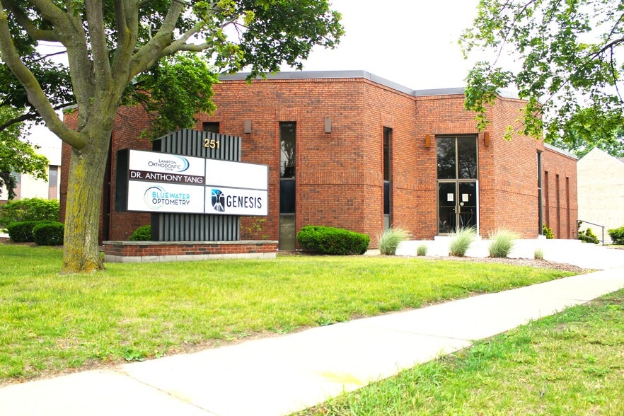 251 Exmouth St, Sarnia, ON à louer - Photo principale – Image 1 sur 6
