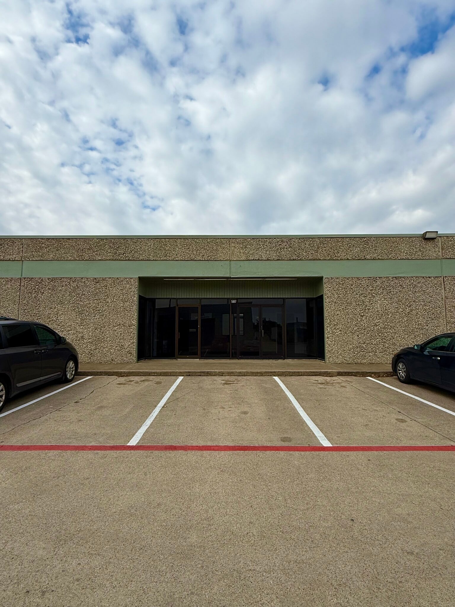 2100 S Great Southwest Pky, Grand Prairie, TX à louer Photo de l’immeuble– Image 1 sur 7