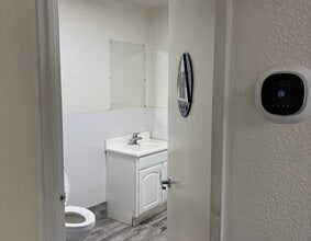 105 W Dakota Ave, Clovis, CA à louer Photo intérieure– Image 1 sur 3