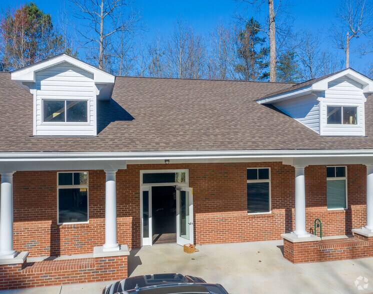 2315 E WT Harris Blvd, Charlotte, NC à louer - Photo de l’immeuble – Image 2 sur 6