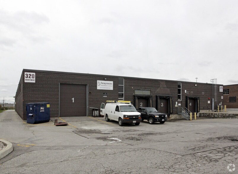 320 Norfinch Dr, Toronto, ON à louer - Photo de l’immeuble – Image 2 sur 2