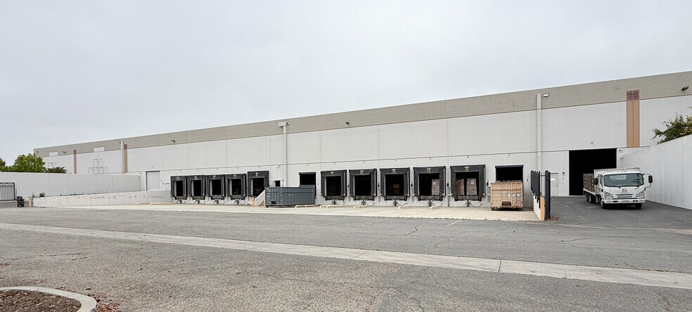 2100 Eastman Ave, Oxnard, CA à louer - Photo de l’immeuble – Image 2 sur 4