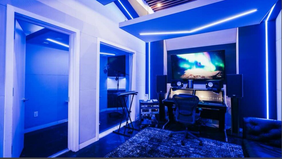 5325 Topanga Canyon Blvd, Woodland Hills, CA à louer - Photo intérieure – Image 2 sur 15
