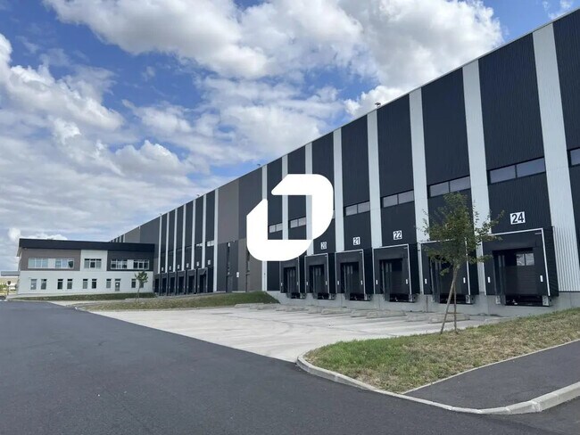 Plus de détails pour 5 Rue Du Noyer Aux Perdrix, SERVON - Industriel/Logistique à louer