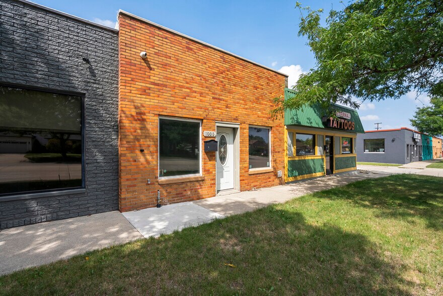 1006 W 14 Mile Rd, Clawson, MI à louer - Photo de l’immeuble – Image 2 sur 21