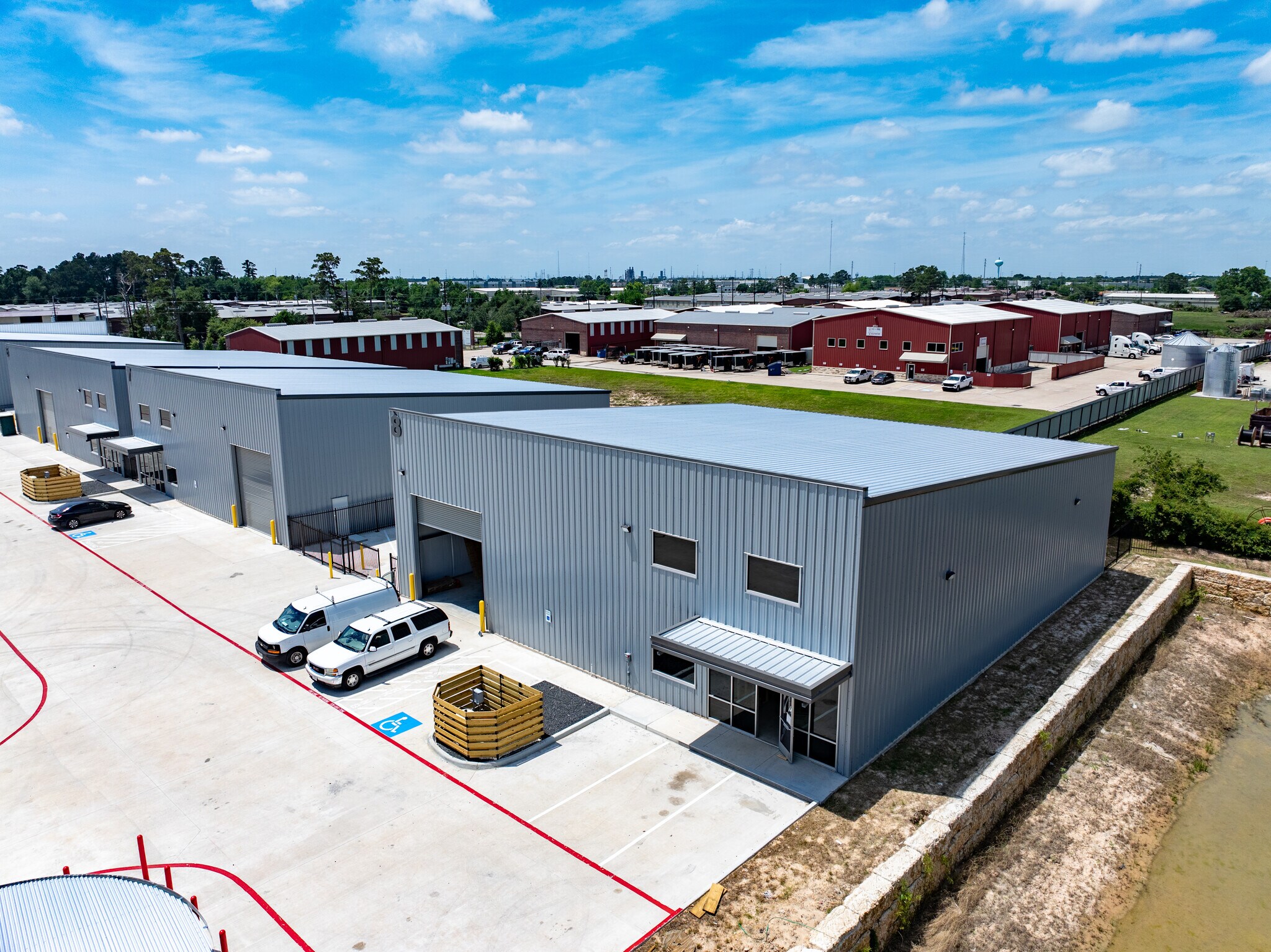 Aeris Services Facility portefeuille de 2 biens à vendre sur LoopNet.fr Photo de l’immeuble– Image 1 sur 8