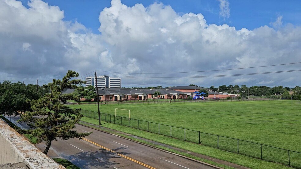 2903 Falcon Pass Dr, Houston, TX à vendre - Vidéo sur l’annonce professionnelle – Image 2 sur 6