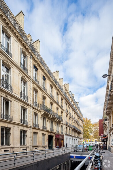 11 Rue Lincoln, Paris à louer - Photo de l’immeuble – Image 3 sur 10
