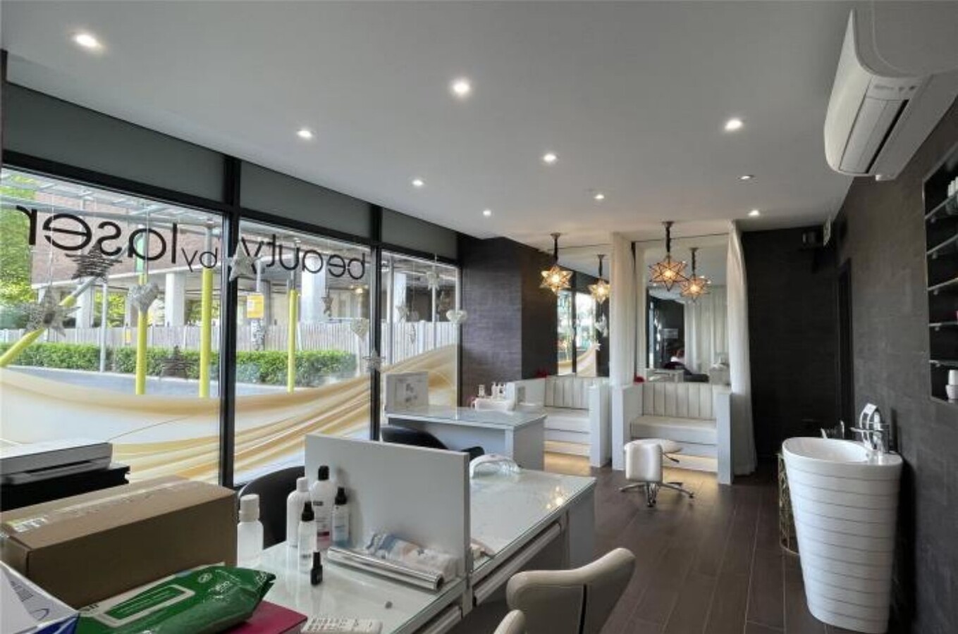 61-73 Victoria Ave, Southend On Sea, ESS SS2 6EB - Lot 3 -  - Photo intérieure - Image 1 of 1