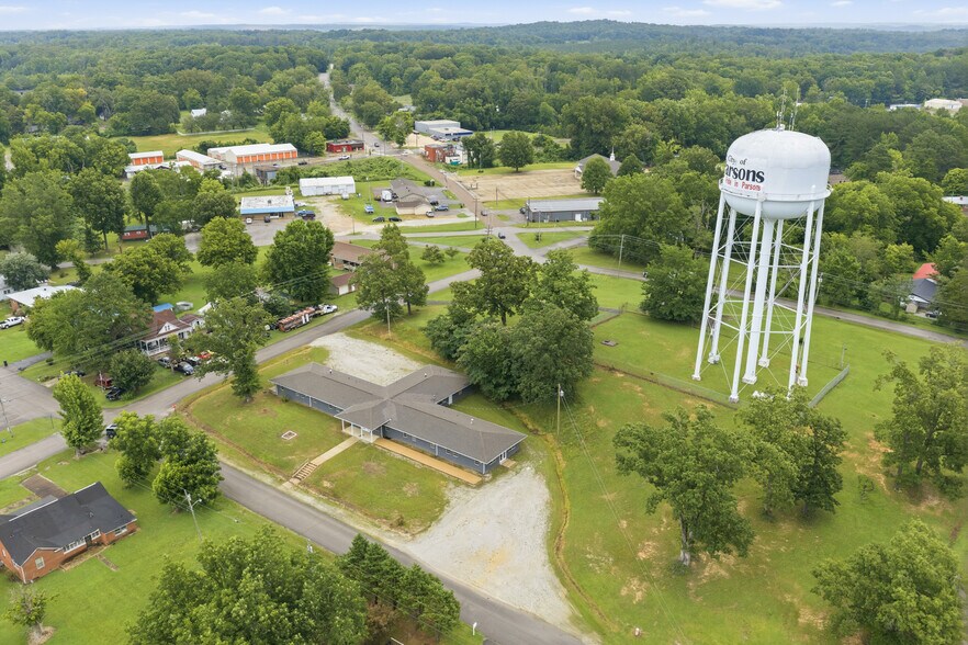 105 Kentucky Ave S, Parsons, TN à vendre - Photo de l’immeuble – Image 2 sur 30