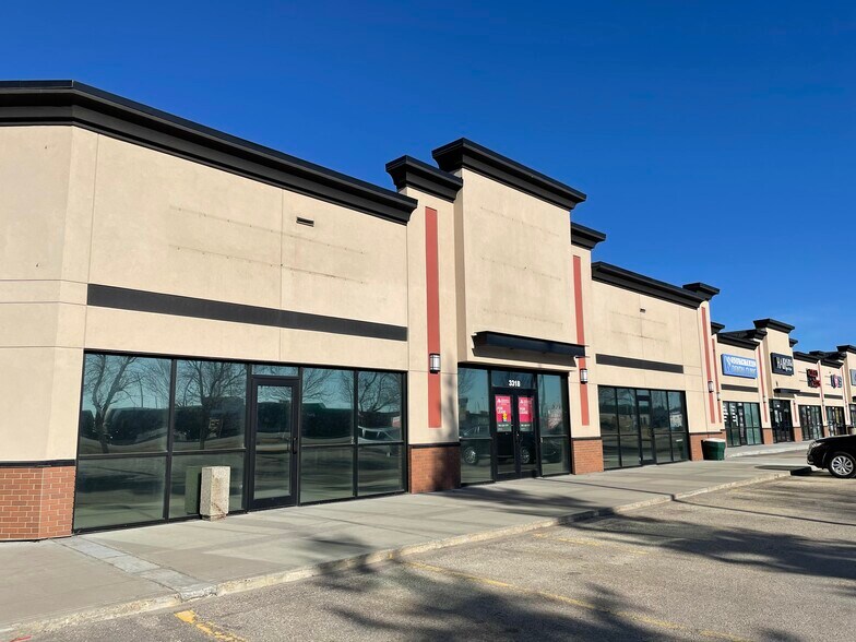 3354 Calgary Trl Nw, Edmonton, AB à louer - Photo de l’immeuble – Image 2 sur 7