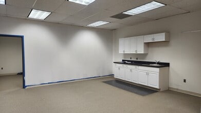 2 Ridgedale Ave, Cedar Knolls, NJ à louer Photo intérieure– Image 2 sur 5