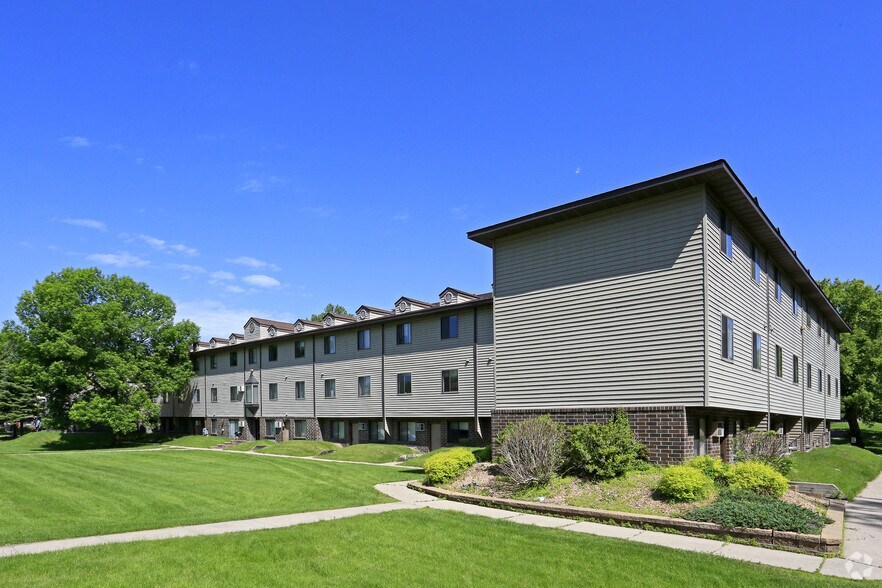 1812 16th St SE, Saint Cloud, MN à vendre - Photo principale – Image 1 sur 6