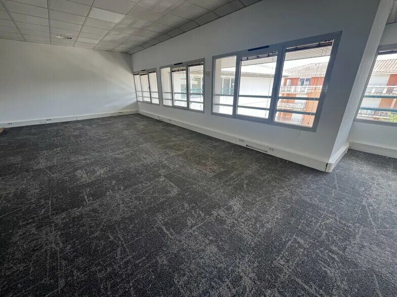 350 Avenue Du Club Hippique, Aix-en-Provence à louer - Photo de l’immeuble – Image 3 sur 7