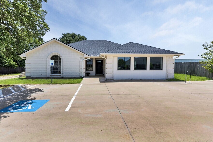 4558 Keller Hicks Rd, Fort Worth, TX à vendre - Photo de l’immeuble – Image 3 sur 5