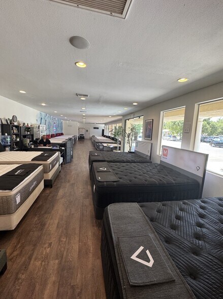 799 E Thousand Oaks Blvd, Thousand Oaks, CA à louer - Photo de l’immeuble – Image 3 sur 4