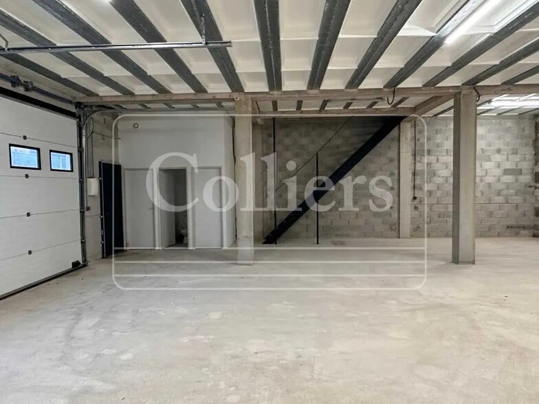 Local d’activités dans Les Pennes-Mirabeau à louer - Photo intérieure – Image 2 sur 9