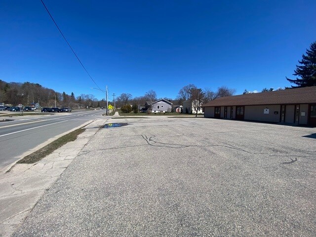 228 Seventh St, Frankfort, MI à louer - Photo de l’immeuble – Image 3 sur 24