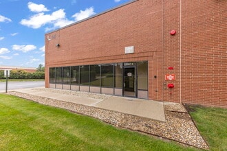 161 Tower Dr, Burr Ridge, IL à louer Photo de l’immeuble– Image 1 sur 10