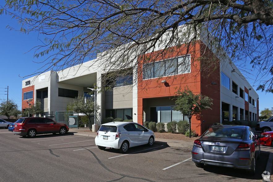 3230 E Broadway Rd, Phoenix, AZ à louer - Photo de l’immeuble – Image 3 sur 7