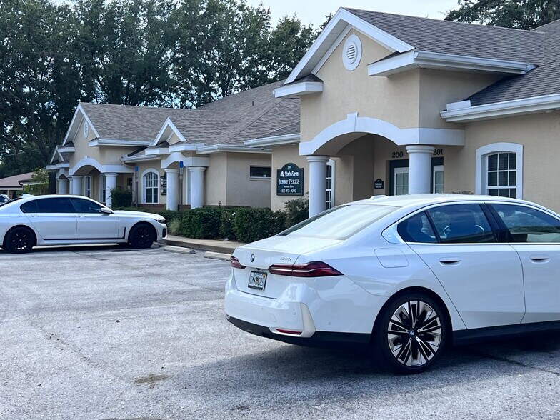 9724 N Armenia Ave, Tampa, FL à vendre - Photo de l’immeuble – Image 3 sur 14