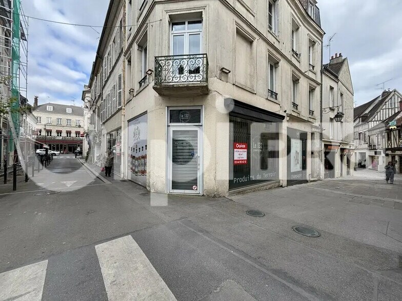 Local commercial dans Compiègne à louer - Photo de l’immeuble – Image 1 sur 2