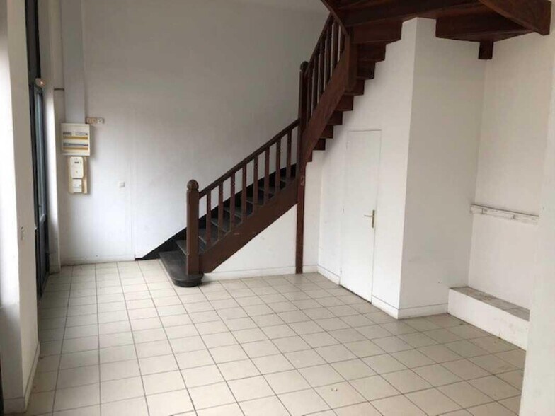 Local commercial dans Elbeuf à louer - Photo intérieure – Image 2 sur 3